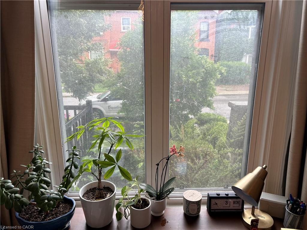 Main-207 Charlton Avenue W, Hamilton, ON - Indoor Photo Showing Other Room