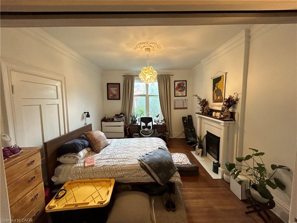 Main-207 Charlton Avenue W, Hamilton, ON - Indoor Photo Showing Bedroom