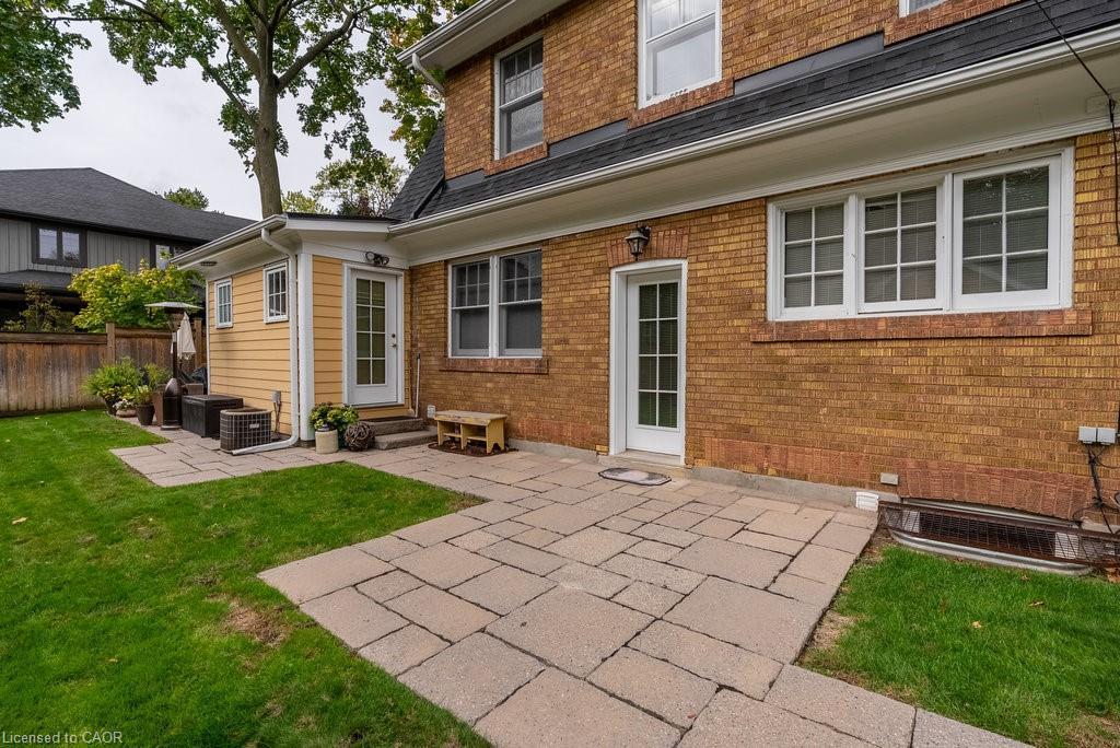 C-2080 Caroline Street, Burlington, ON - Outdoor