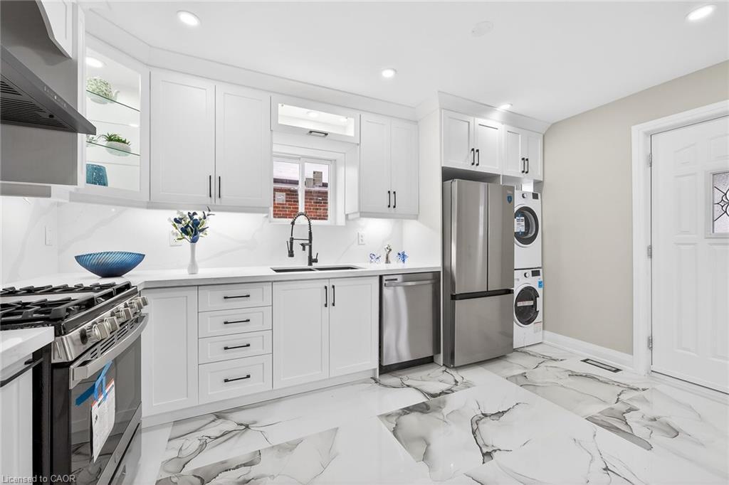 150 Brucedale Avenue E, Hamilton, ON - Indoor Photo Showing Kitchen With Stainless Steel Kitchen With Upgraded Kitchen