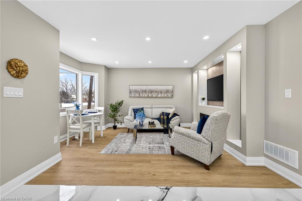 150 Brucedale Avenue E, Hamilton, ON - Indoor Photo Showing Living Room