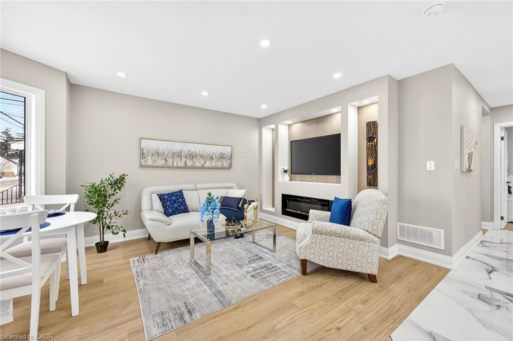 150 Brucedale Avenue E, Hamilton, ON - Indoor Photo Showing Living Room