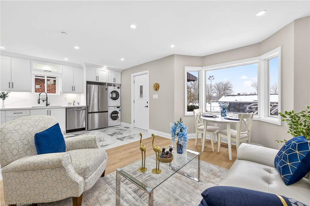 150 Brucedale Avenue E, Hamilton, ON - Indoor Photo Showing Living Room