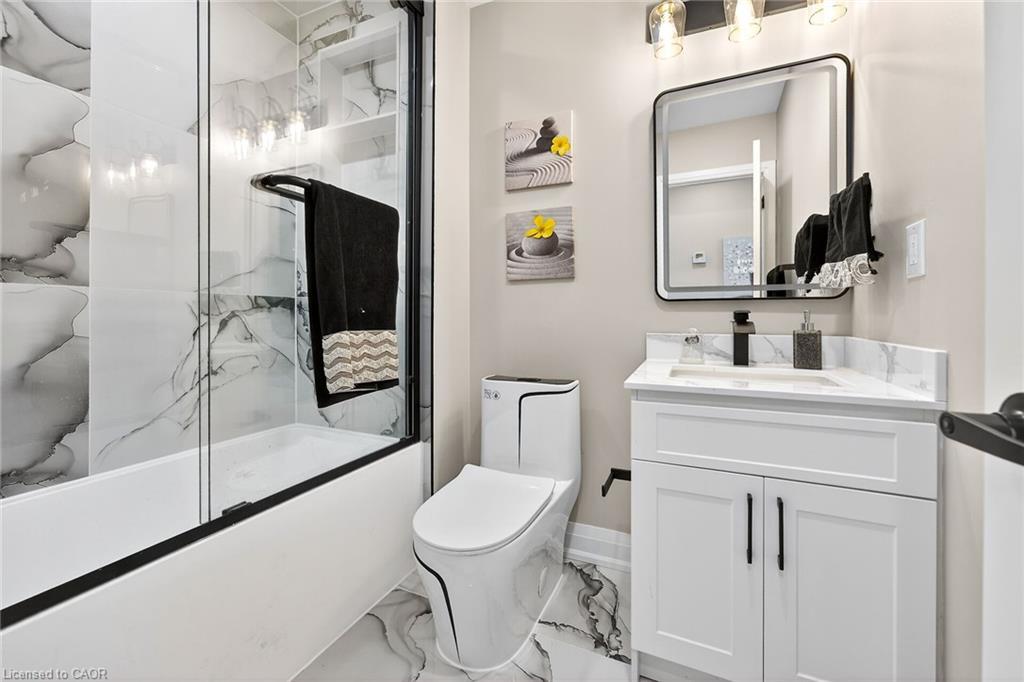 150 Brucedale Avenue E, Hamilton, ON - Indoor Photo Showing Bathroom