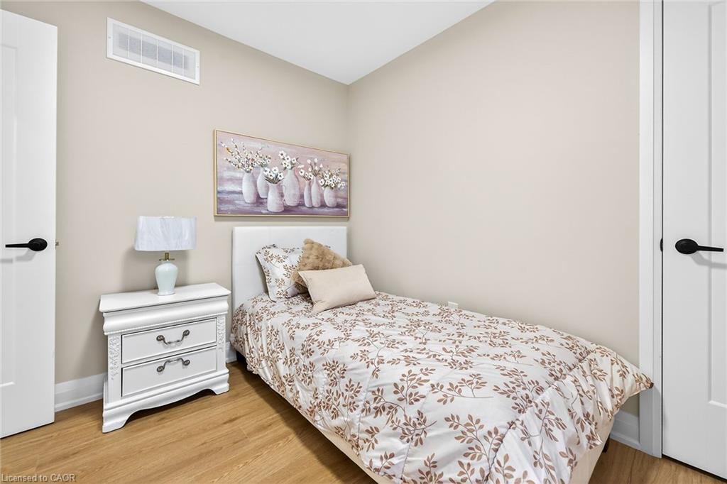 150 Brucedale Avenue E, Hamilton, ON - Indoor Photo Showing Bedroom