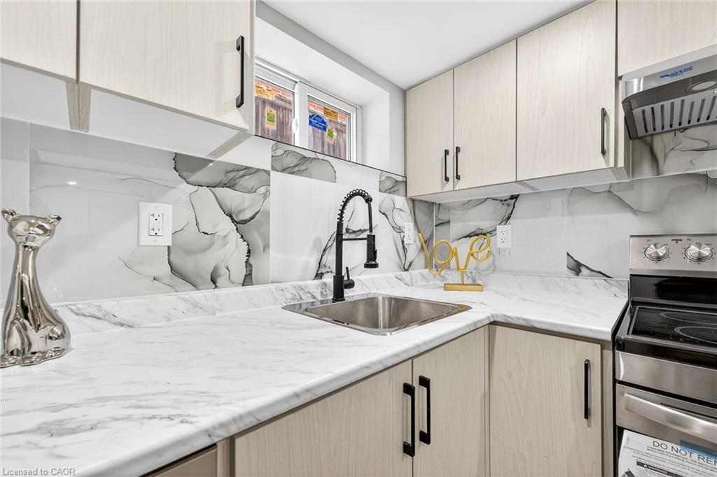 150 Brucedale Avenue E, Hamilton, ON - Indoor Photo Showing Kitchen