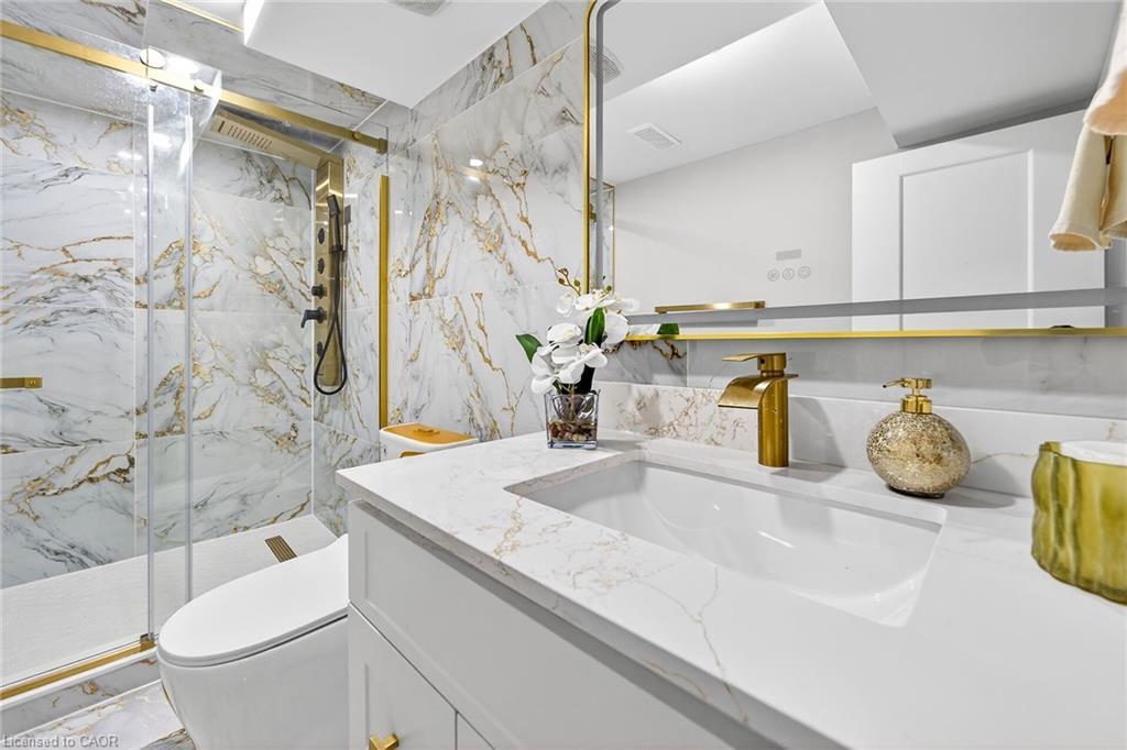 150 Brucedale Avenue E, Hamilton, ON - Indoor Photo Showing Bathroom