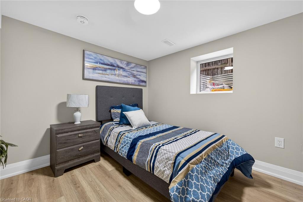 150 Brucedale Avenue E, Hamilton, ON - Indoor Photo Showing Bedroom