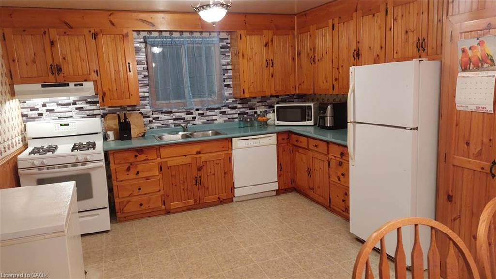 520 Alder Street E, Dunnville, ON - Indoor Photo Showing Kitchen With Double Sink