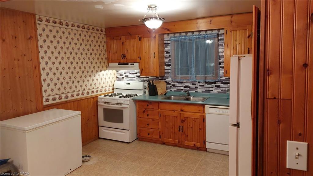 520 Alder Street E, Dunnville, ON - Indoor Photo Showing Kitchen With Double Sink