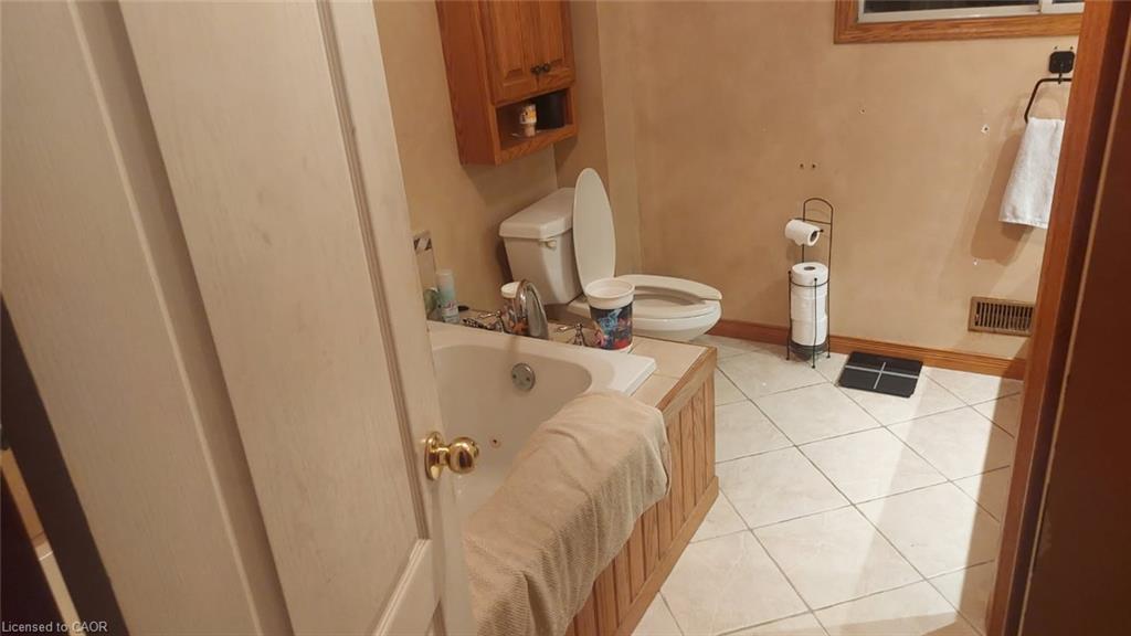 520 Alder Street E, Dunnville, ON - Indoor Photo Showing Bathroom