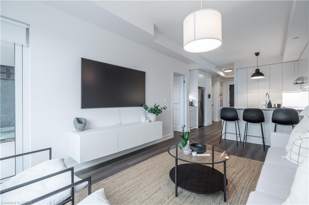 411-3200 William Coltson Avenue, Oakville, ON - Indoor Photo Showing Living Room