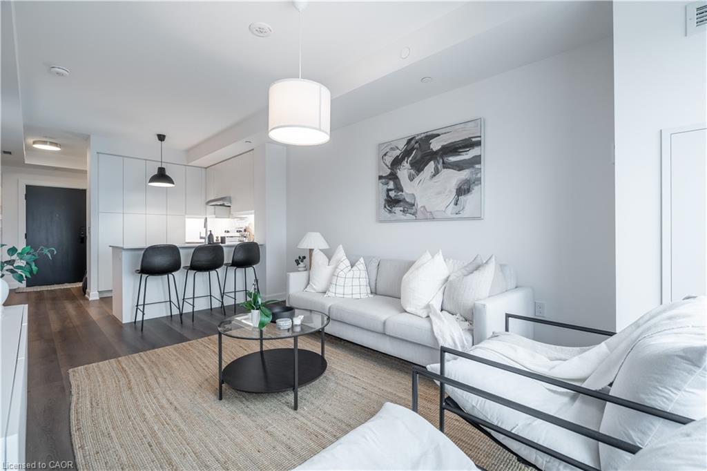 411-3200 William Coltson Avenue, Oakville, ON - Indoor Photo Showing Living Room