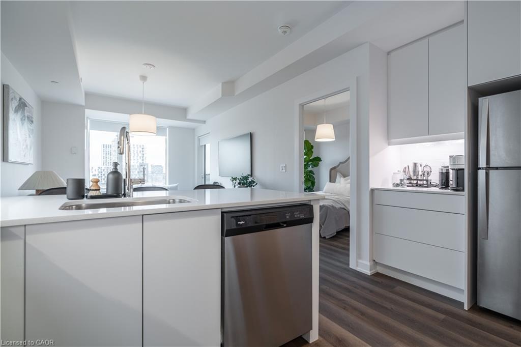 411-3200 William Coltson Avenue, Oakville, ON - Indoor Photo Showing Kitchen