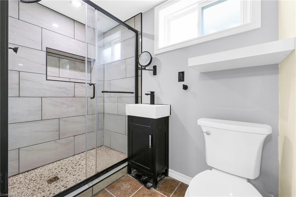368 Upper Kenilworth Avenue, Hamilton, ON - Indoor Photo Showing Bathroom