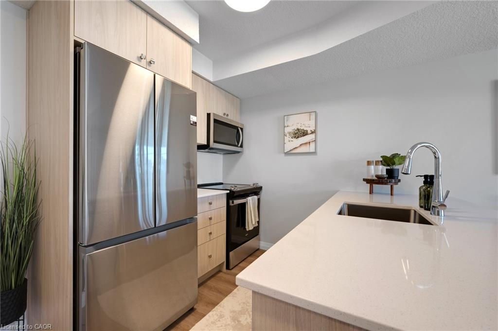 D16-410 Northfield Drive W, Waterloo, ON - Indoor Photo Showing Kitchen With Upgraded Kitchen