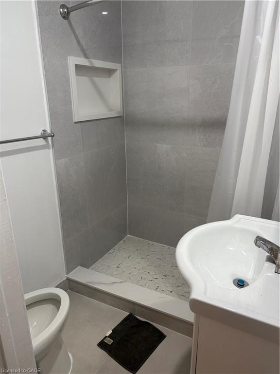 95 Sanford Avenue N, Hamilton, ON - Indoor Photo Showing Bathroom