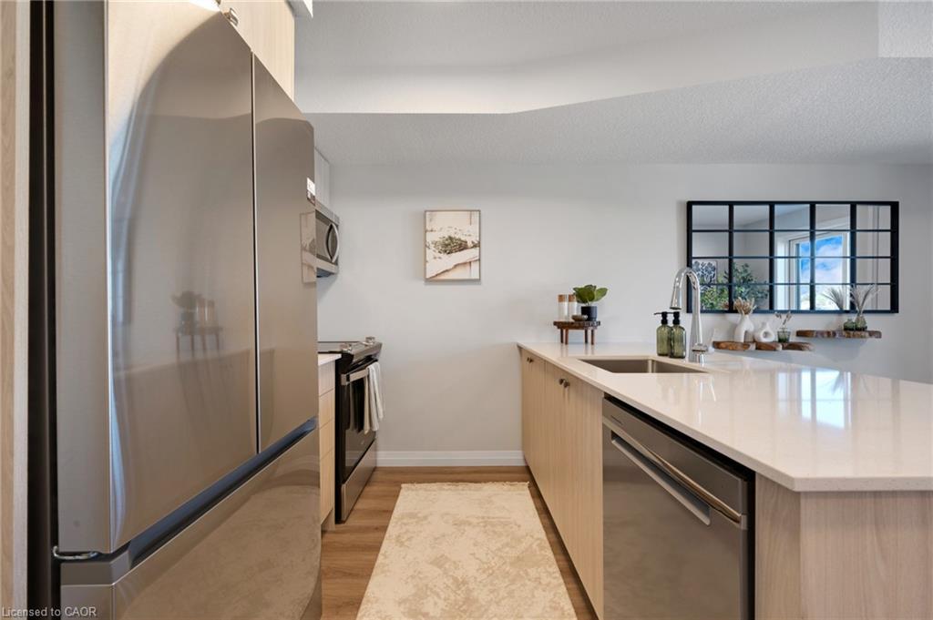 E5-410 Northfield Drive W, Waterloo, ON - Indoor Photo Showing Kitchen
