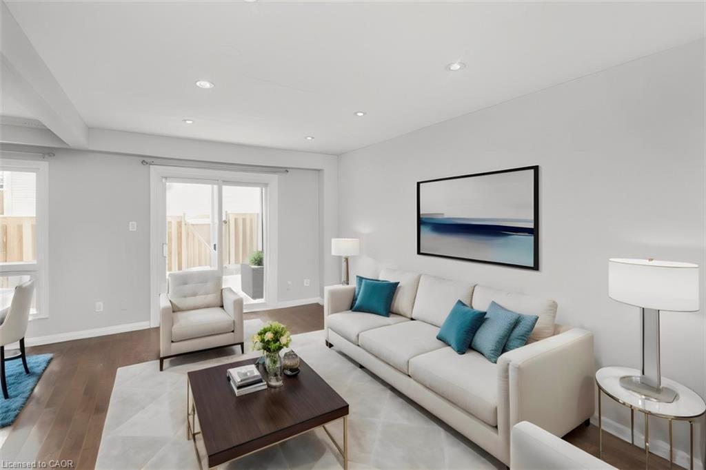 35-14 Derby Street, Hamilton, ON - Indoor Photo Showing Living Room