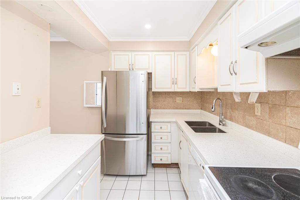 35-14 Derby Street, Hamilton, ON - Indoor Photo Showing Kitchen With Double Sink