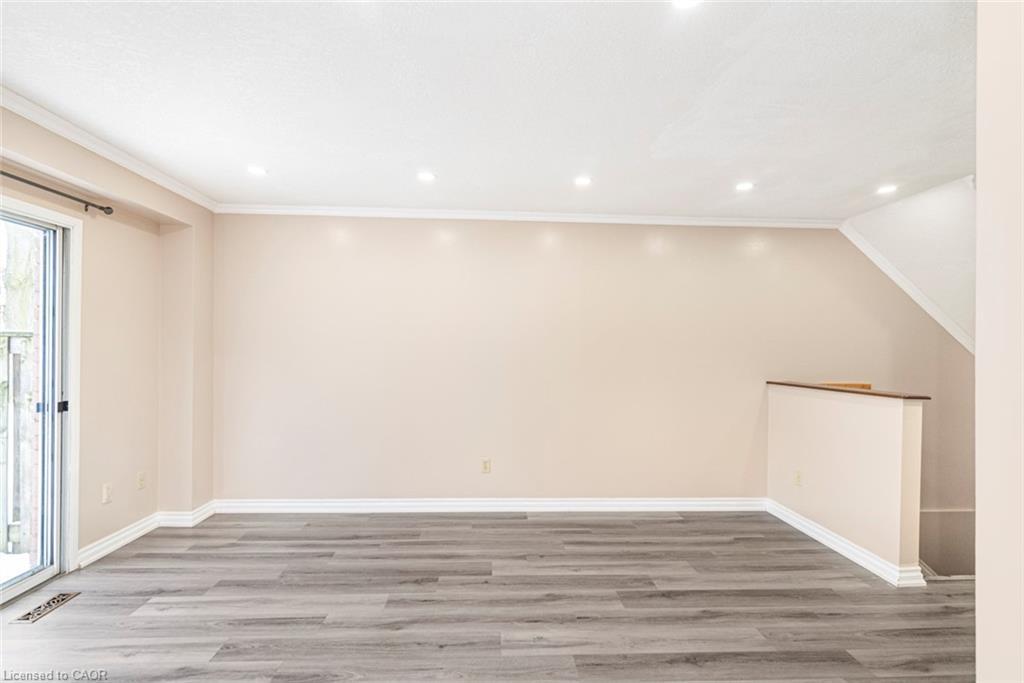 35-14 Derby Street, Hamilton, ON - Indoor Photo Showing Other Room
