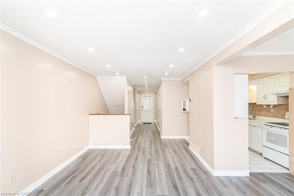 35-14 Derby Street, Hamilton, ON - Indoor Photo Showing Kitchen