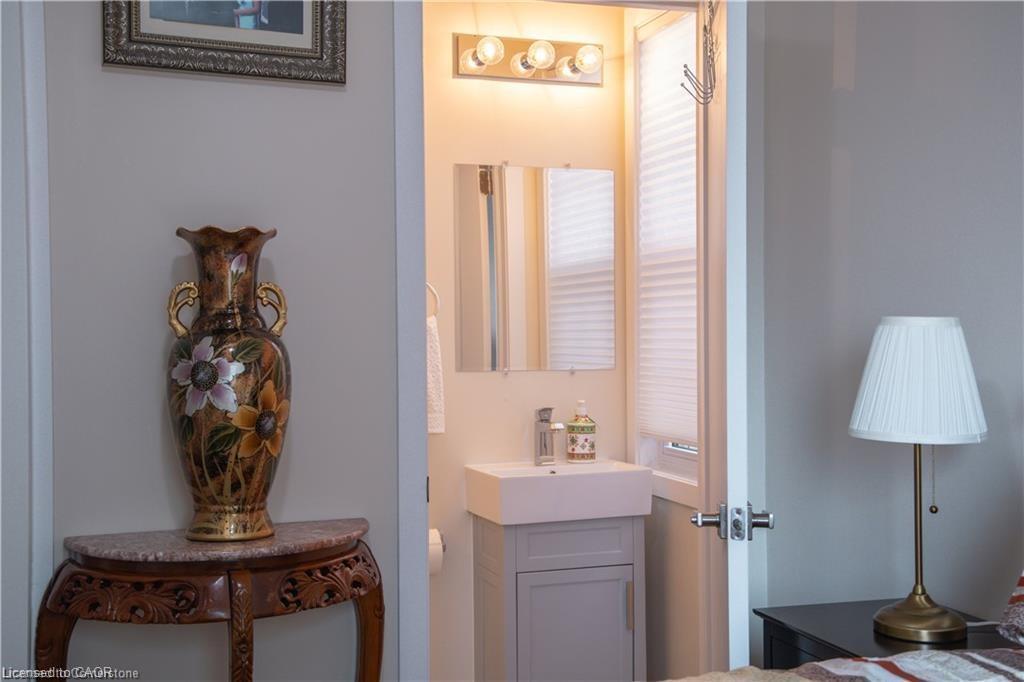 31 Newlands Avenue, Hamilton, ON - Indoor Photo Showing Bathroom