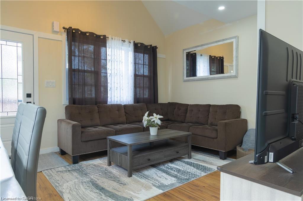 31 Newlands Avenue, Hamilton, ON - Indoor Photo Showing Living Room