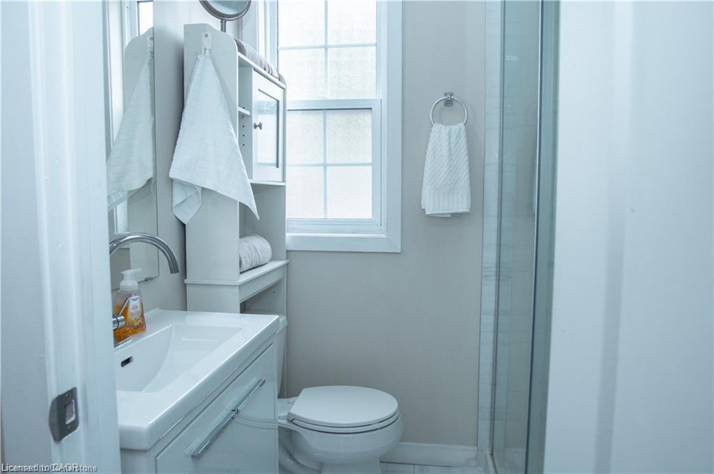 31 Newlands Avenue, Hamilton, ON - Indoor Photo Showing Bathroom