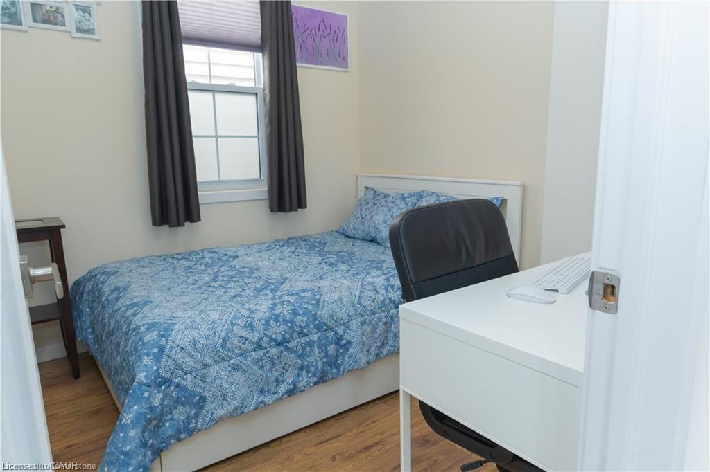 31 Newlands Avenue, Hamilton, ON - Indoor Photo Showing Bedroom