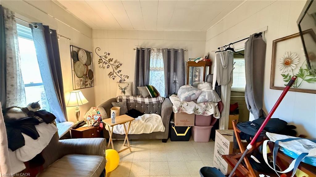 217 Queen Street N, Simcoe, ON - Indoor Photo Showing Living Room