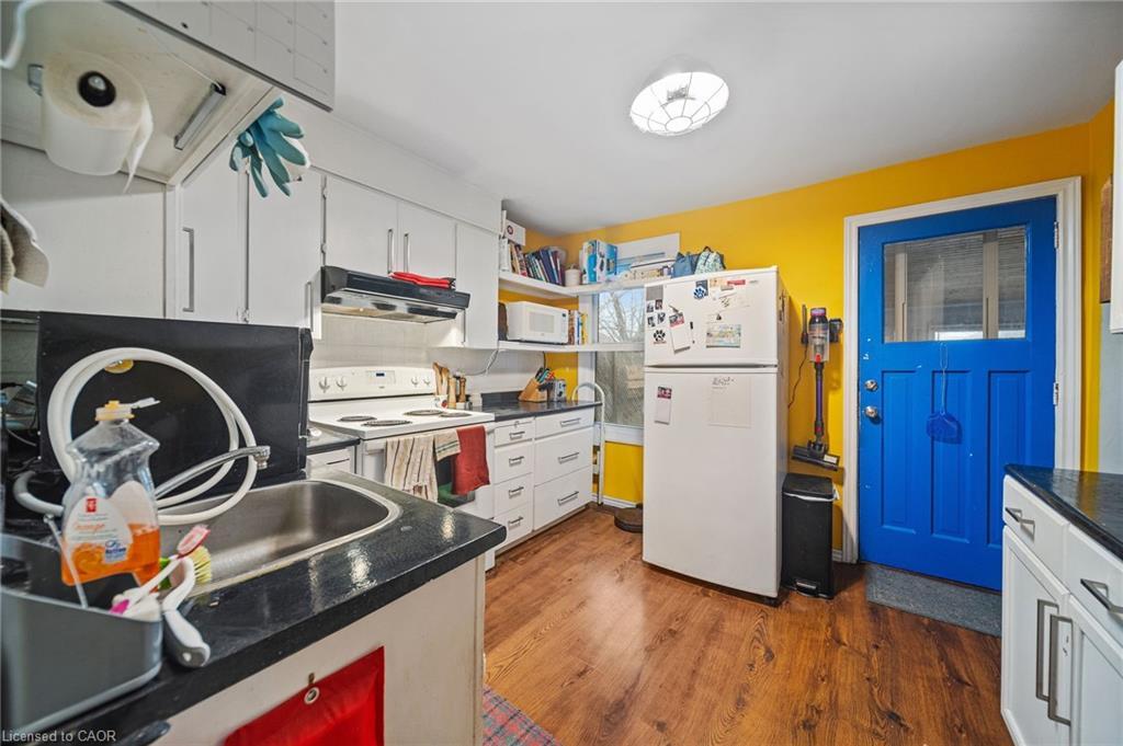 22 Agnes Street, Hamilton, ON - Indoor Photo Showing Kitchen