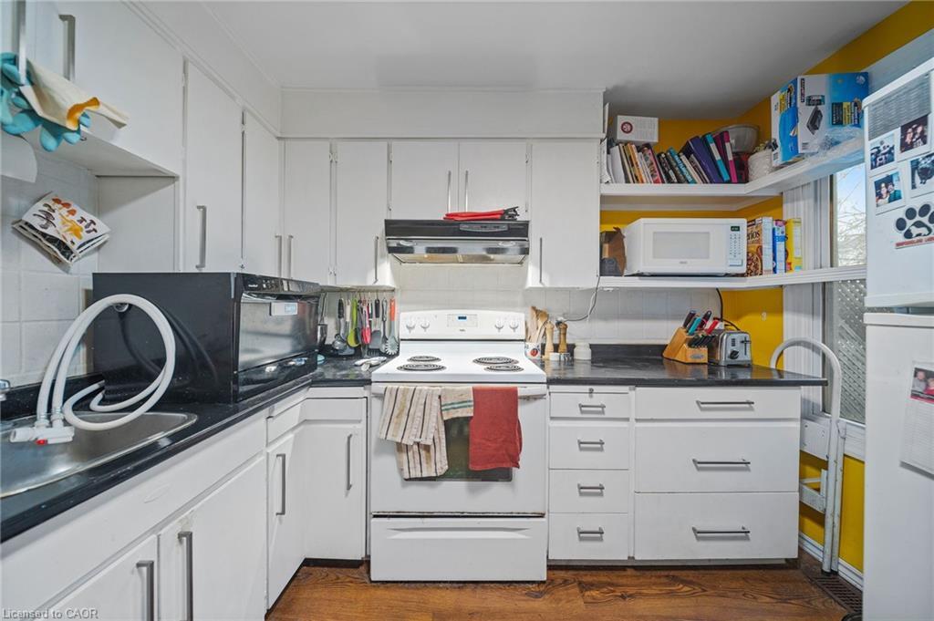 22 Agnes Street, Hamilton, ON - Indoor Photo Showing Kitchen