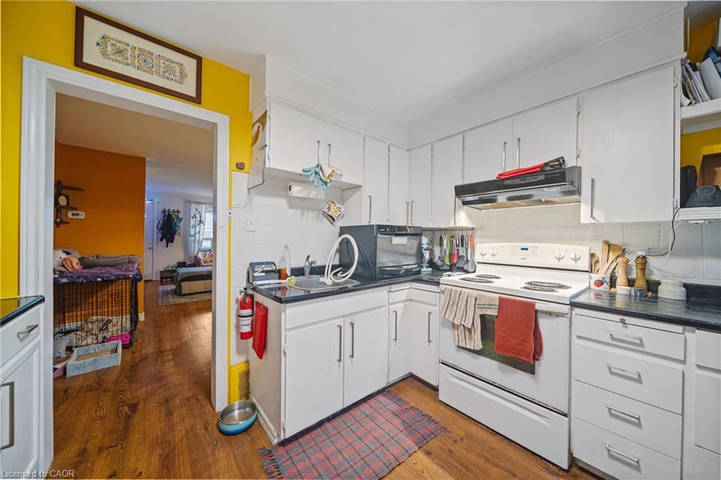 22 Agnes Street, Hamilton, ON - Indoor Photo Showing Kitchen