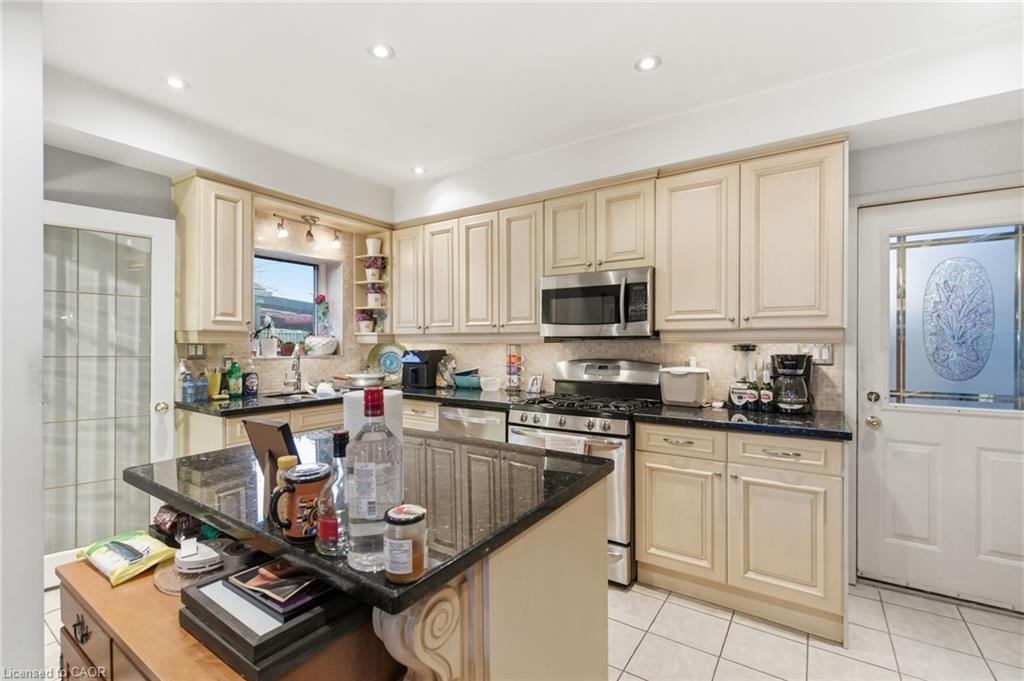 196 Avondale Street, Hamilton, ON - Indoor Photo Showing Kitchen