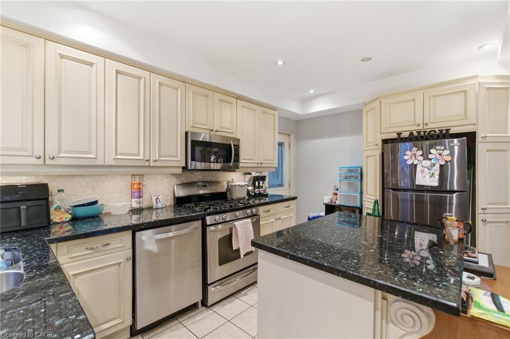 196 Avondale Street, Hamilton, ON - Indoor Photo Showing Kitchen
