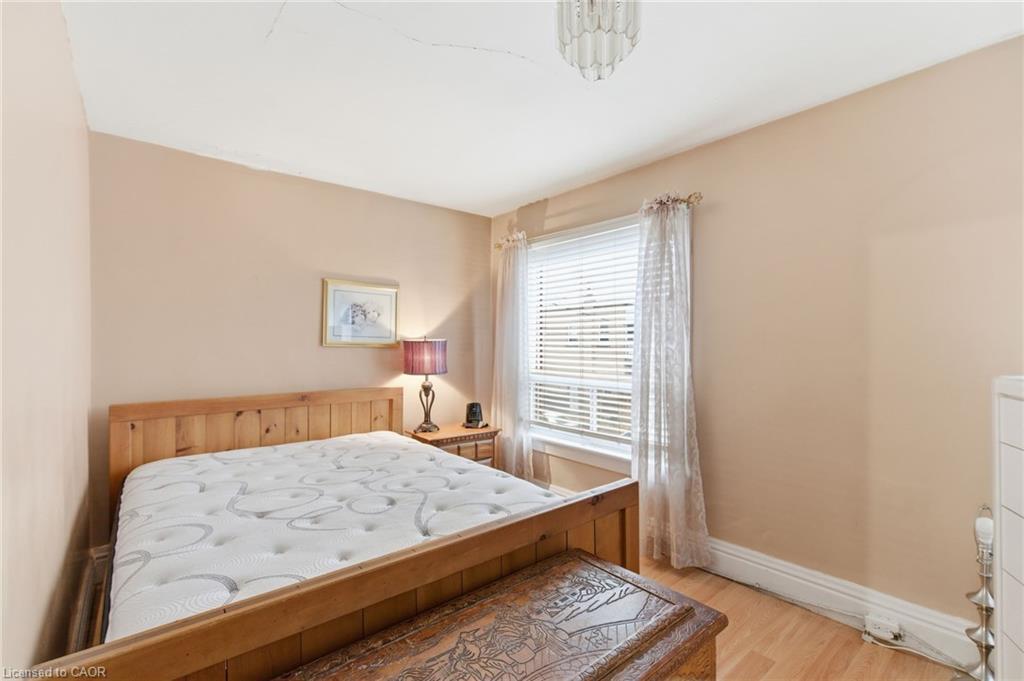 196 Avondale Street, Hamilton, ON - Indoor Photo Showing Bedroom