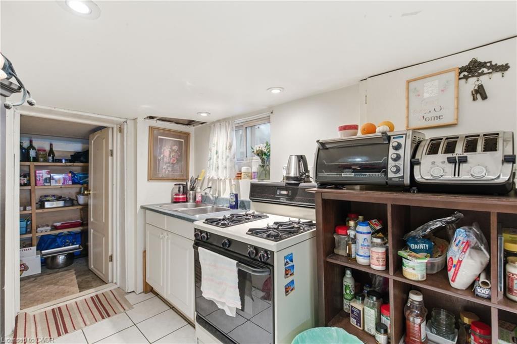196 Avondale Street, Hamilton, ON - Indoor Photo Showing Kitchen