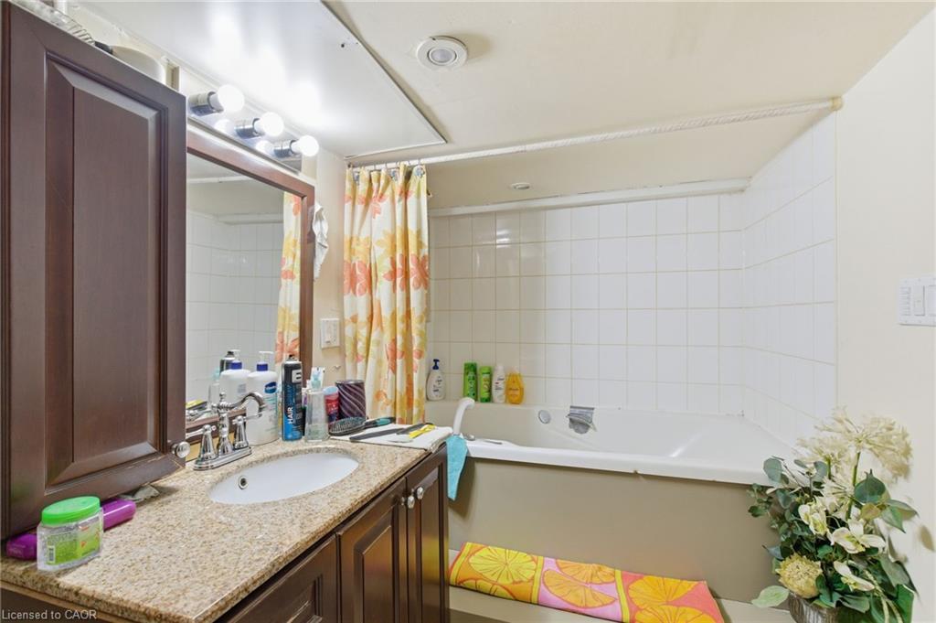 196 Avondale Street, Hamilton, ON - Indoor Photo Showing Bathroom