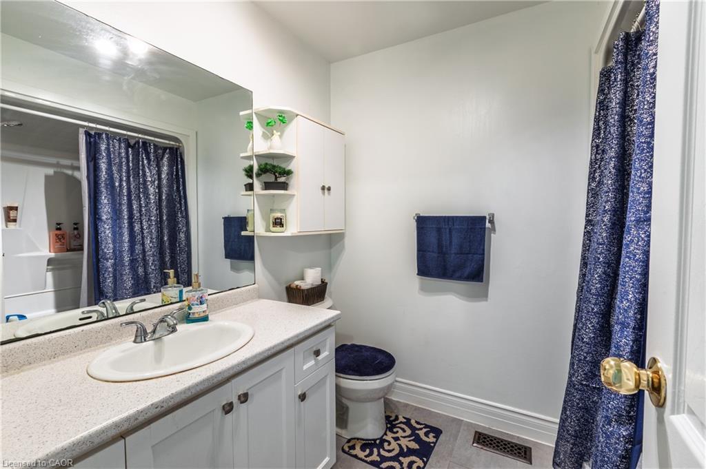 4-445 Pioneer Drive, Kitchener, ON - Indoor Photo Showing Bathroom