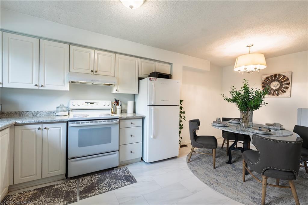 4-445 Pioneer Drive, Kitchener, ON - Indoor Photo Showing Kitchen