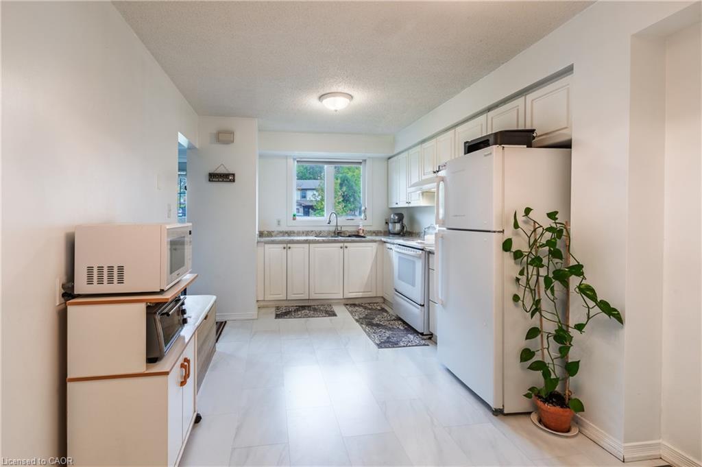 4-445 Pioneer Drive, Kitchener, ON - Indoor Photo Showing Kitchen