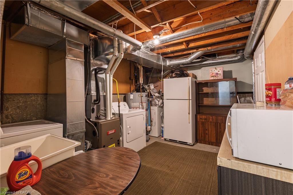 4-445 Pioneer Drive, Kitchener, ON - Indoor Photo Showing Laundry Room