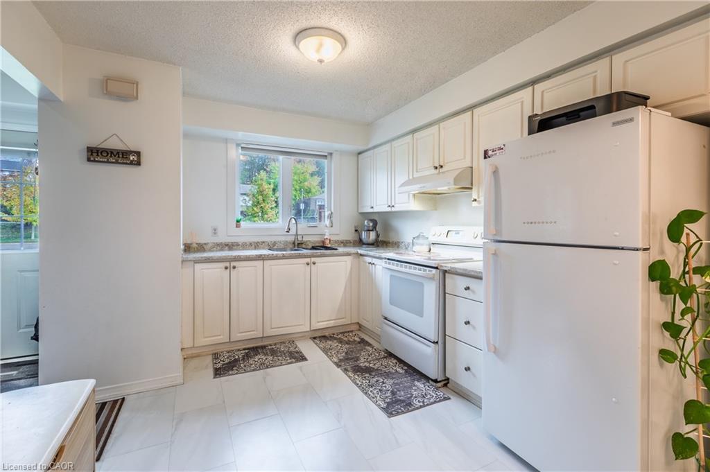 4-445 Pioneer Drive, Kitchener, ON - Indoor Photo Showing Kitchen With Double Sink
