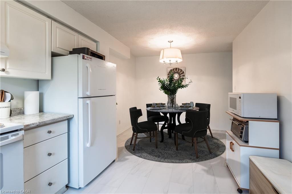 4-445 Pioneer Drive, Kitchener, ON - Indoor Photo Showing Kitchen