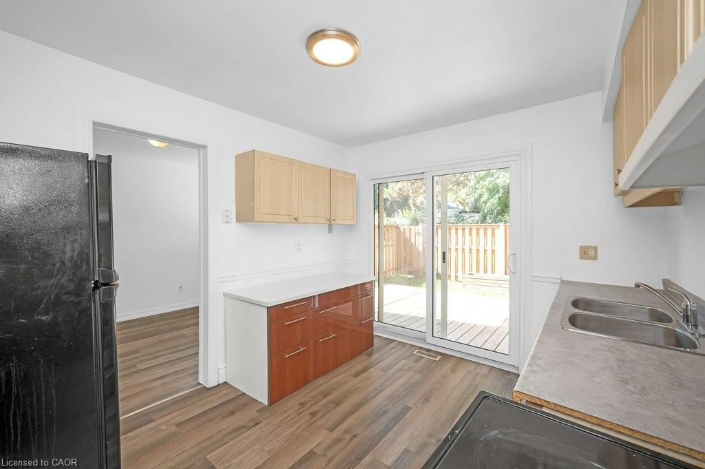 5193 Banting Court, Burlington, ON - Indoor Photo Showing Kitchen With Double Sink