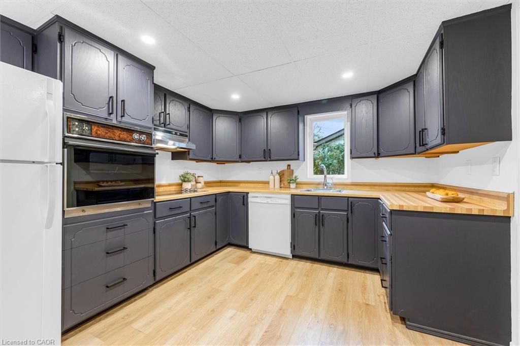 11 Ford Street, Hamilton, ON - Indoor Photo Showing Kitchen