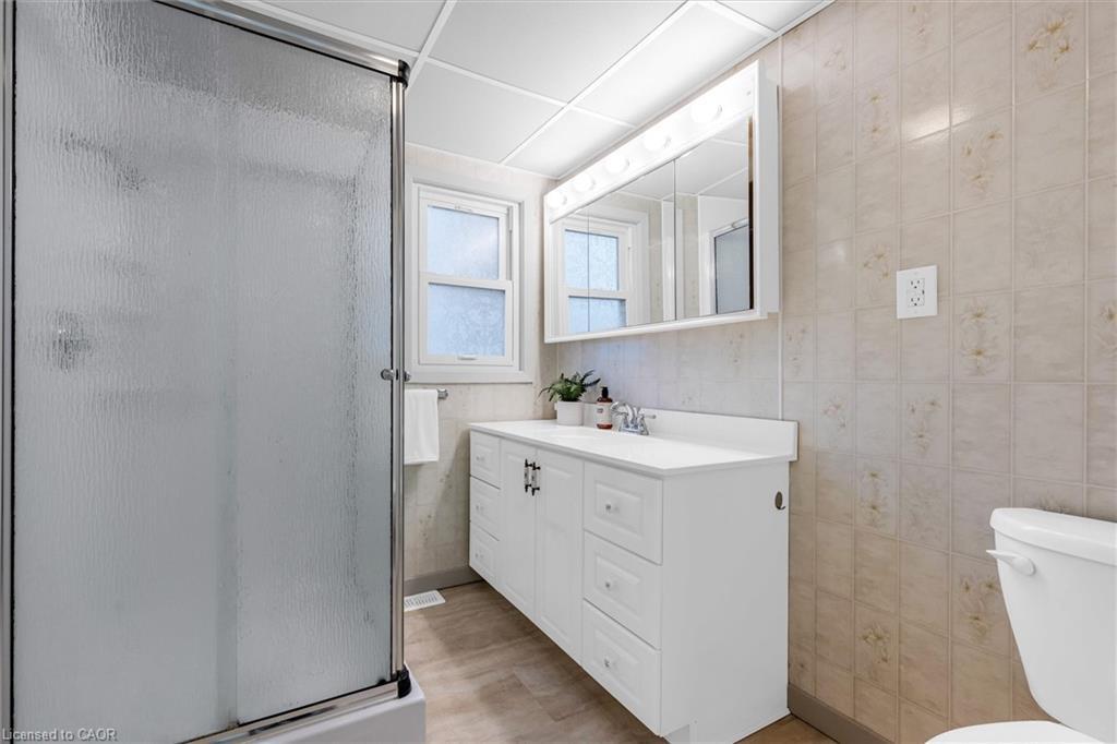 11 Ford Street, Hamilton, ON - Indoor Photo Showing Bathroom