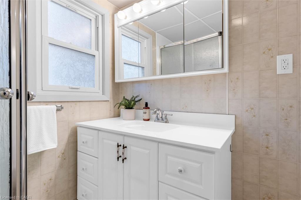 11 Ford Street, Hamilton, ON - Indoor Photo Showing Bathroom