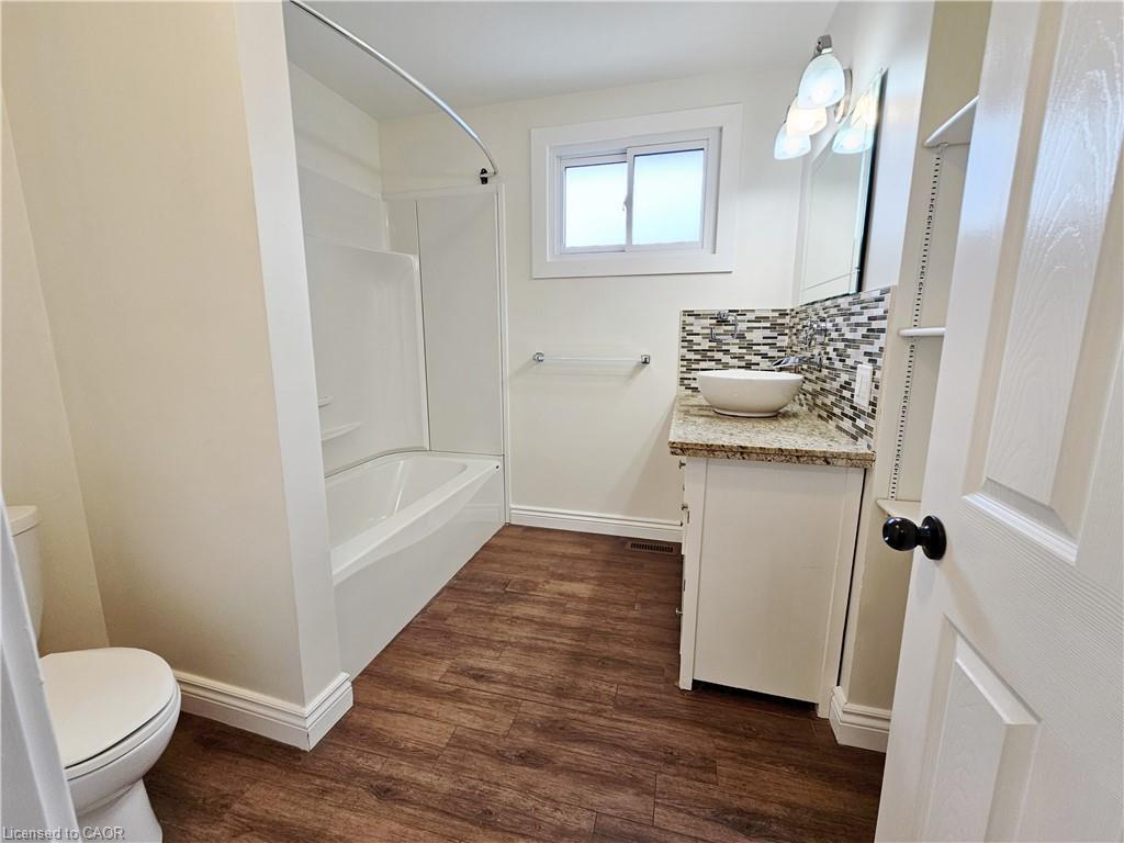 Main-4 Markham Crescent, Hamilton, ON - Indoor Photo Showing Bathroom